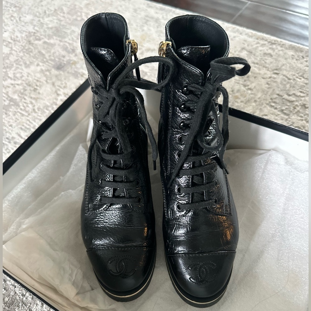 CHANEL Shiny Crumpled Lambskin boots - Picture 7 of 8